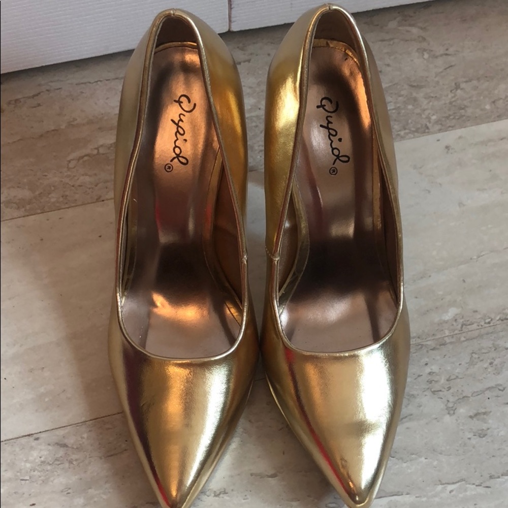 Gold heels! - Picture 2 of 3